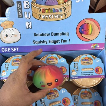 RAGE - RAINBOW Squishy Bun Dumplings GRANDE (Dim. 8.5 x 8.5 x 4.8 cm) - Giocattolo Fidget Viral 2026 (12 pz.)
