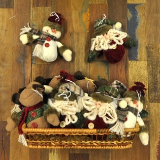 PUPAZZO DI NEVE E BABBO NATALE IN PELUCHE IN CESTINO - MODELLO 3 (12 pz.)