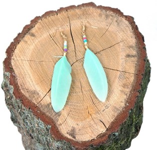 Orecchini con piuma color menta (1 pz)